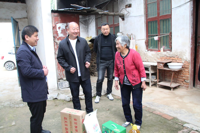 愛(ài)心企業(yè)扶貧日到花園鄉(xiāng)開(kāi)展“獻(xiàn)愛(ài)心、送溫暖”活動(dòng)