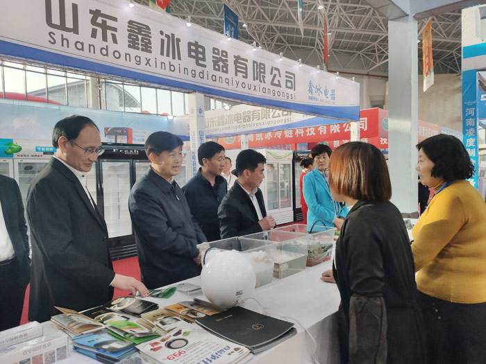 縣委副書記、縣長(zhǎng)張團(tuán)結(jié)走訪冷博會(huì)參展企業(yè)