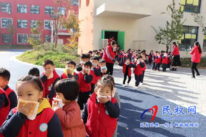 民權(quán)縣幼兒園開展2019年秋季消防安全應(yīng)急演練活動(dòng)簡(jiǎn)訊 民權(quán)縣幼兒園開展2019年秋季消防安全應(yīng)急演練活動(dòng)簡(jiǎn)訊