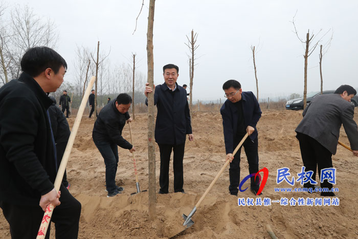 縣領(lǐng)導(dǎo)參加冬季義務(wù)植樹活動 縣領(lǐng)導(dǎo)參加冬季義務(wù)植樹活動