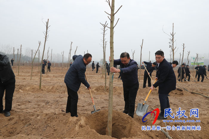 縣領(lǐng)導(dǎo)參加冬季義務(wù)植樹活動 縣領(lǐng)導(dǎo)參加冬季義務(wù)植樹活動