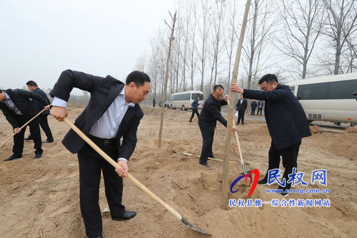 縣領(lǐng)導(dǎo)參加冬季義務(wù)植樹活動 縣領(lǐng)導(dǎo)參加冬季義務(wù)植樹活動