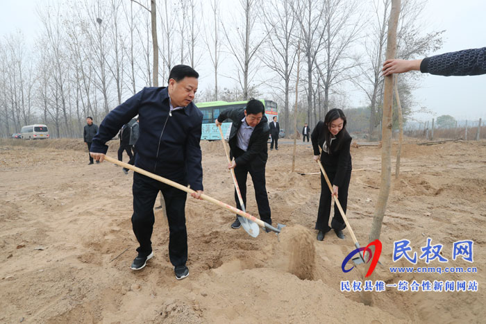 縣領(lǐng)導(dǎo)參加冬季義務(wù)植樹活動 縣領(lǐng)導(dǎo)參加冬季義務(wù)植樹活動