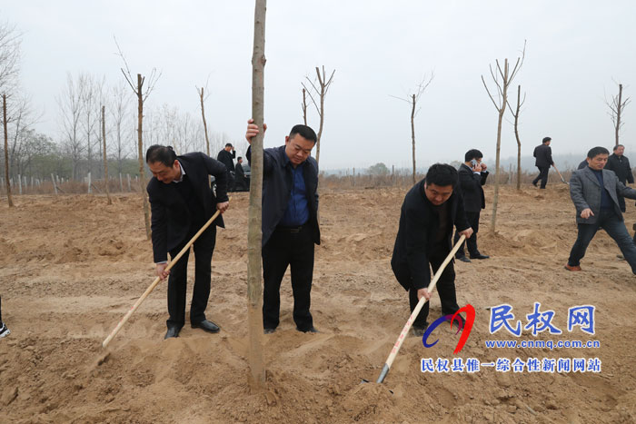 縣領(lǐng)導(dǎo)參加冬季義務(wù)植樹活動 縣領(lǐng)導(dǎo)參加冬季義務(wù)植樹活動