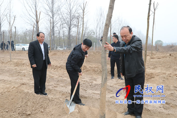 縣領(lǐng)導(dǎo)參加冬季義務(wù)植樹活動 縣領(lǐng)導(dǎo)參加冬季義務(wù)植樹活動