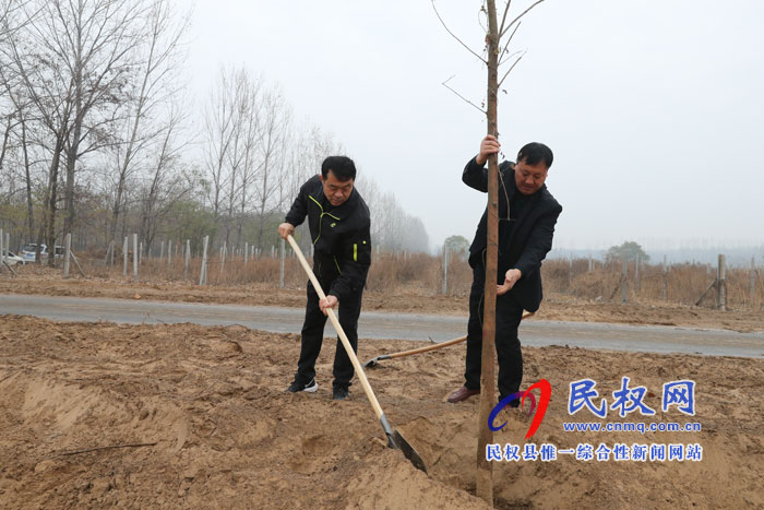縣領(lǐng)導(dǎo)參加冬季義務(wù)植樹活動 縣領(lǐng)導(dǎo)參加冬季義務(wù)植樹活動