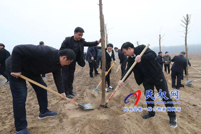 縣領(lǐng)導(dǎo)參加冬季義務(wù)植樹活動 縣領(lǐng)導(dǎo)參加冬季義務(wù)植樹活動