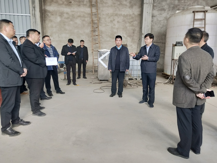 縣委副書記、縣長張團結(jié)暗訪查處散亂污企業(yè)