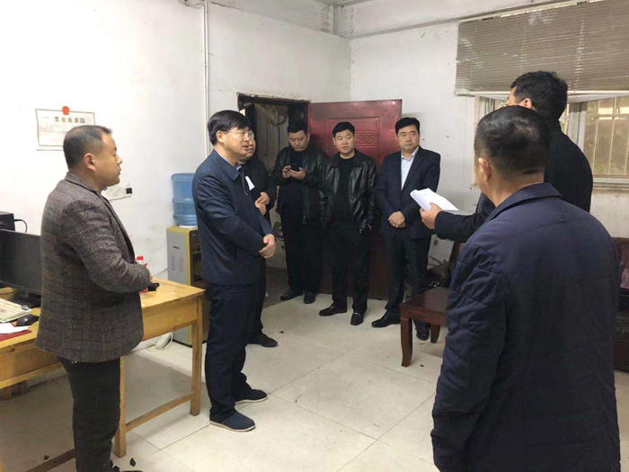 縣委副書記、縣長張團結(jié)暗訪查處散亂污企業(yè)
