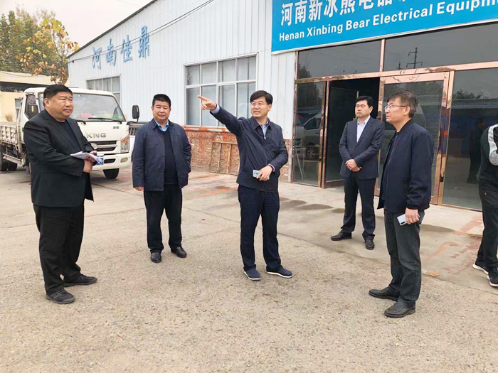縣委副書記、縣長張團結(jié)暗訪查處散亂污企業(yè)