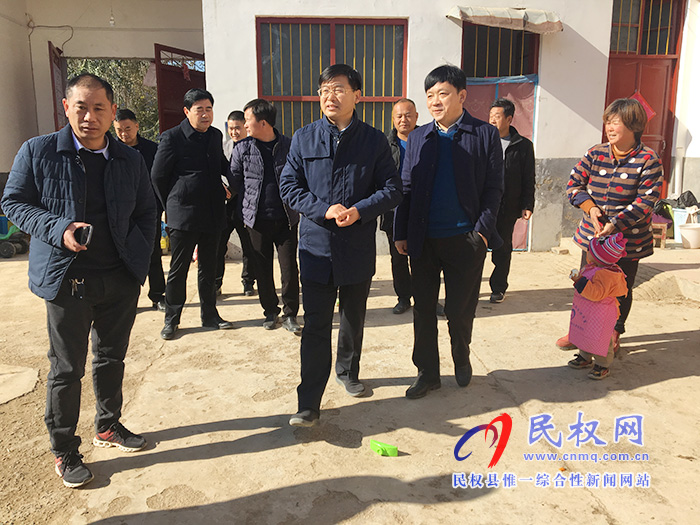 縣委副書記、縣長張團(tuán)結(jié)查看人居環(huán)境改善工作開展情況
