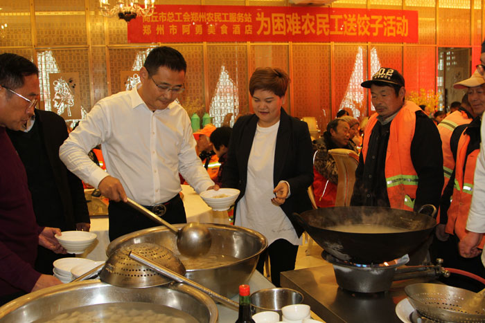 民權(quán)縣總工會鄭州農(nóng)民工服務(wù)站開展“冬至送餃子、情暖農(nóng)民工”活動