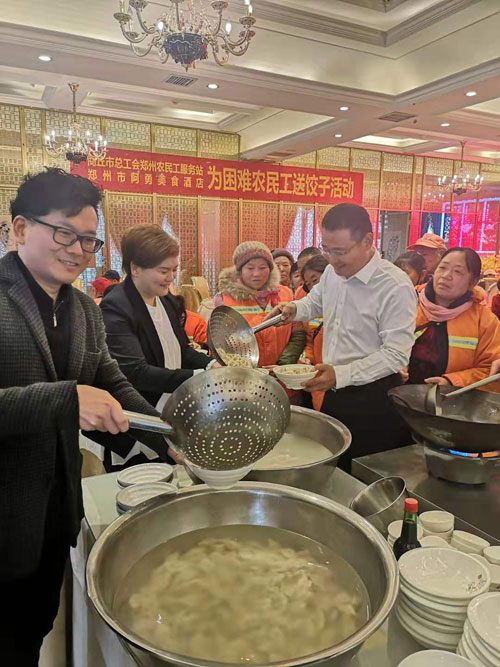 民權(quán)縣總工會鄭州農(nóng)民工服務(wù)站開展“冬至送餃子、情暖農(nóng)民工”活動