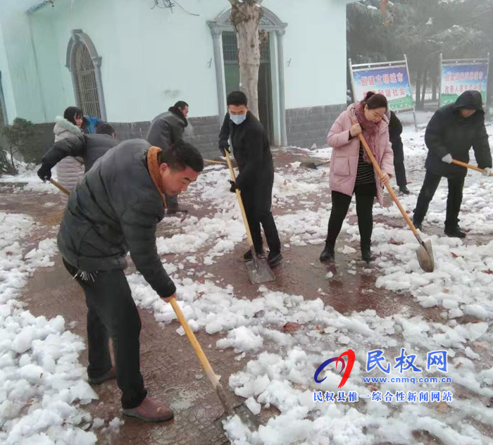 我縣各單位、各鄉(xiāng)鎮(zhèn)（街道辦）開展清掃積雪活動