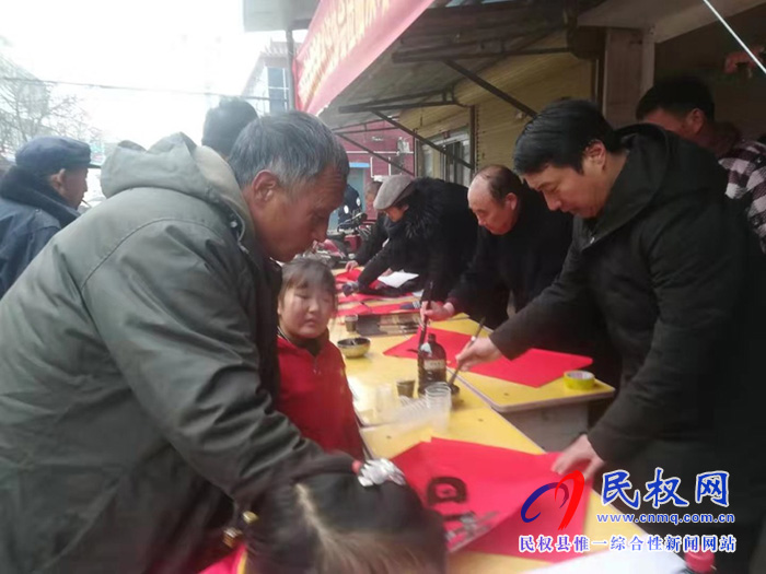 民權(quán)縣書(shū)法協(xié)會(huì)、雙塔小學(xué)狀元書(shū)院開(kāi)展“為軍烈屬、復(fù)原軍人、貧困戶義寫(xiě)春聯(lián)活動(dòng)”