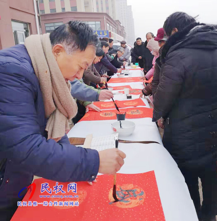 社區(qū)春聯(lián)暖人心??墨香福氣飄進(jìn)門 社區(qū)春聯(lián)暖人心??墨香福氣飄進(jìn)門