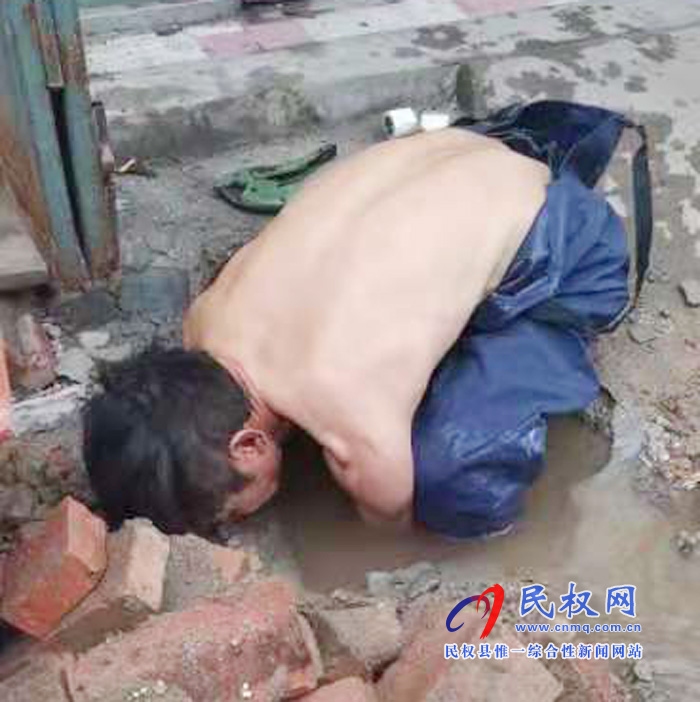 民權水務公司職工李慶杰光膀帶水作業(yè)引爆朋友圈 民權水務公司職工李慶杰光膀帶水作業(yè)引爆朋友圈