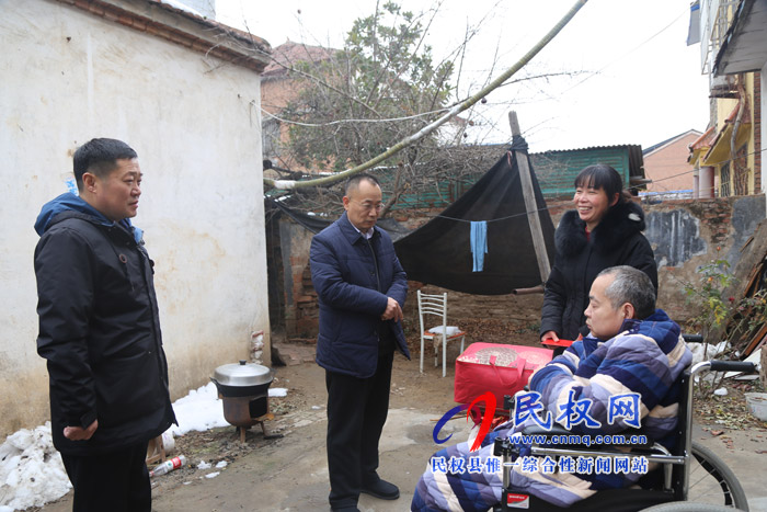 縣四大家領(lǐng)導(dǎo)走訪慰問特困居民、困難職工和企業(yè)軍轉(zhuǎn)干部