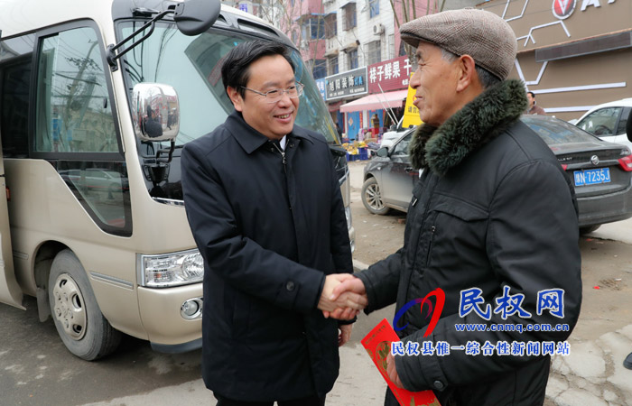 縣四大家領(lǐng)導(dǎo)走訪慰問特困居民、困難職工和企業(yè)軍轉(zhuǎn)干部