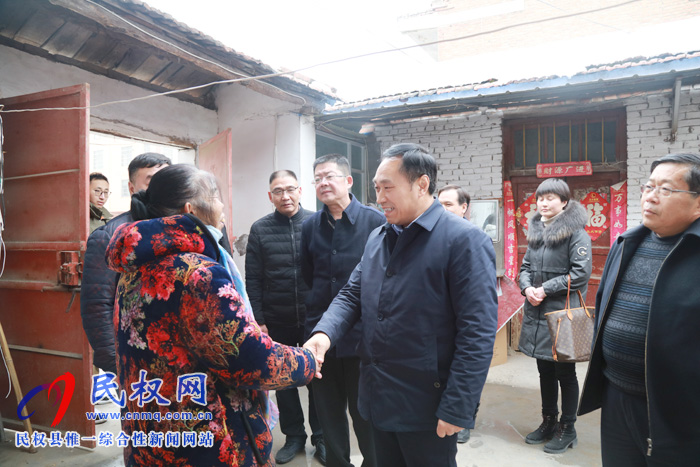 縣四大家領(lǐng)導(dǎo)走訪慰問特困居民、困難職工和企業(yè)軍轉(zhuǎn)干部