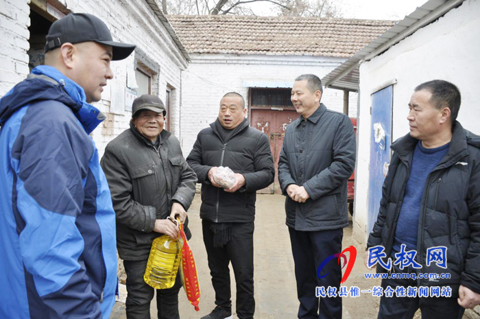 縣東方超市春節(jié)前幫扶慰問貧困戶 縣東方超市春節(jié)前幫扶慰問貧困戶