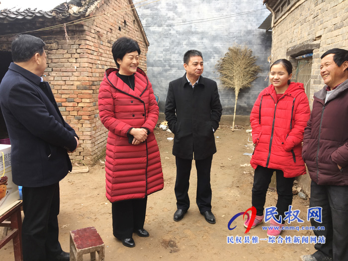 縣人大常委會(huì)主任周燕看望慰問春蕾女童董清清 縣人大常委會(huì)主任周燕看望慰問春蕾女童董清清