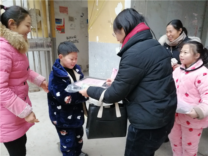 第三小學開展關愛困境學生送溫暖活動 第三小學開展關愛困境學生送溫暖活動