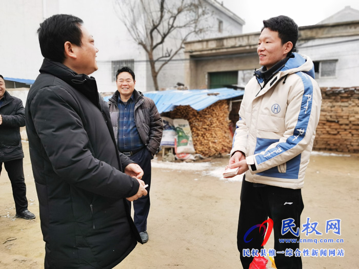 愛暖寒冬 愛心企業(yè)為貧困家庭送溫暖 愛暖寒冬 愛心企業(yè)為貧困家庭送溫暖