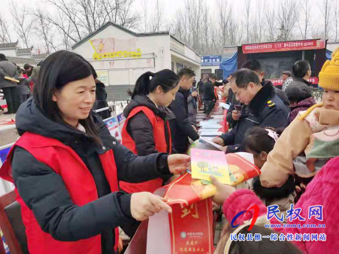 縣婦聯(lián)組織巾幗志愿者開展春節(jié)期間關(guān)愛服務(wù)活動(dòng) 縣婦聯(lián)組織巾幗志愿者開展春節(jié)期間關(guān)愛服務(wù)活動(dòng)