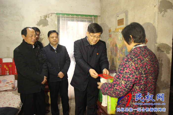 縣委副書(shū)記、縣長(zhǎng)張團(tuán)結(jié)春節(jié)慰問(wèn)老黨員和貧困戶