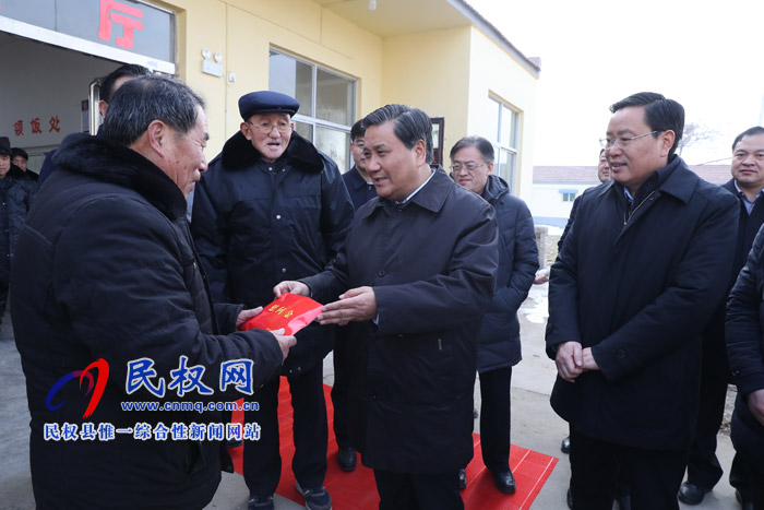 副省長(zhǎng)武國定到我縣慰問困難群眾和駐村工作隊(duì)員 副省長(zhǎng)武國定到我縣慰問困難群眾和駐村工作隊(duì)員
