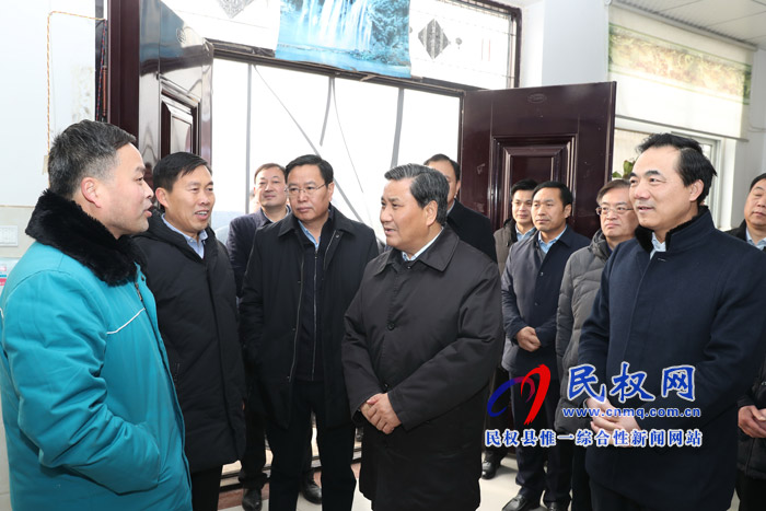 副省長(zhǎng)武國定到我縣慰問困難群眾和駐村工作隊(duì)員 副省長(zhǎng)武國定到我縣慰問困難群眾和駐村工作隊(duì)員