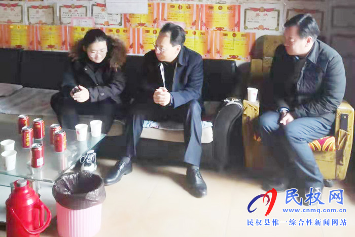 縣委常委、常務(wù)副縣長(zhǎng)李啟峰慰問(wèn)“春蕾女童”鄭秋潔