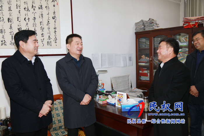 縣委常委、縣委辦公室主任孟亞松看望慰問春節(jié)期間值班人員