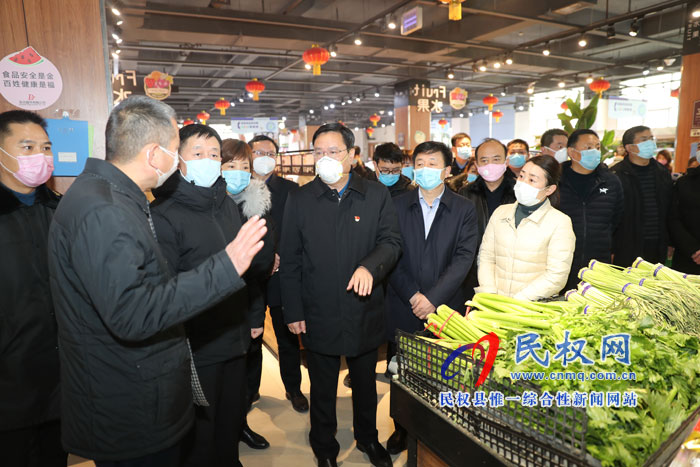 市人大常委會副主任、縣委書記姬脈常查看市場供應(yīng)工作