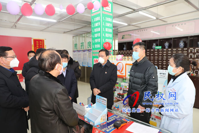 市人大常委會副主任、縣委書記姬脈常查看市場供應(yīng)工作
