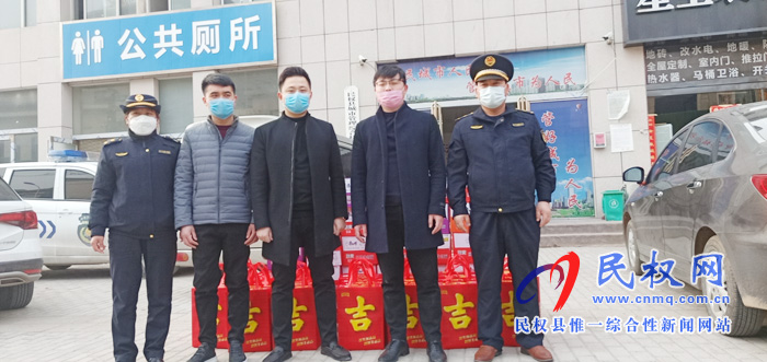 愛心商家為一線城管隊(duì)員捐贈(zèng)物品 愛心商家為一線城管隊(duì)員捐贈(zèng)物品