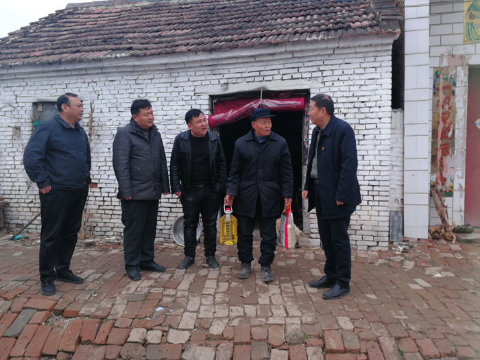 縣規(guī)劃中心開展“送溫暖獻(xiàn)愛心”慰問活動(dòng) 縣規(guī)劃中心開展“送溫暖獻(xiàn)愛心”慰問活動(dòng)