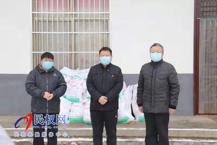 縣工商聯(lián)黨組書記趙軍到野崗鎮(zhèn)慰問疫情防控一線工作人員 縣工商聯(lián)黨組書記趙軍到野崗鎮(zhèn)慰問疫情防控一線工作人員