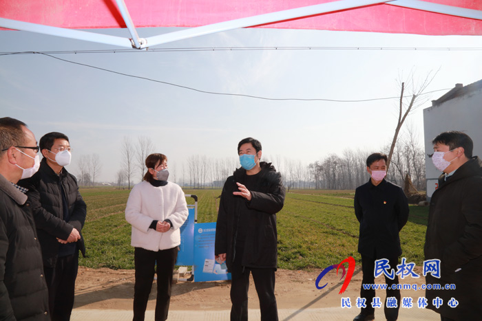 縣委常委、宣傳部長屠志遠(yuǎn)看望慰問堅(jiān)守疫情防控一線工作人員