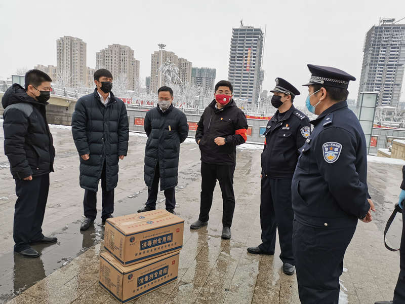 團(tuán)縣委為民權(quán)北站贈送消毒酒精 團(tuán)縣委為民權(quán)北站贈送消毒酒精