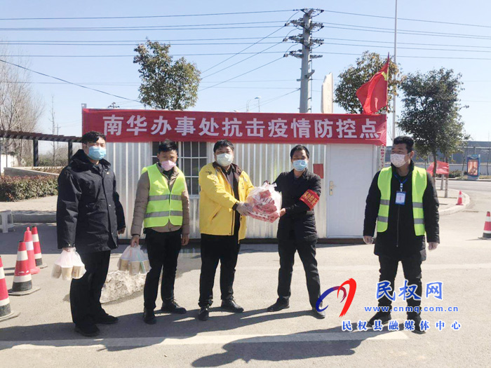 河南民權(quán):民營(yíng)企業(yè)為抗疫一線黨員干部送溫暖 河南民權(quán):民營(yíng)企業(yè)為抗疫一線黨員干部送溫暖