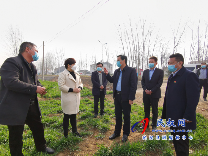 市人大常委會副主任、縣委書記姬脈常調(diào)研扶貧車間復工復產(chǎn)和春耕工作