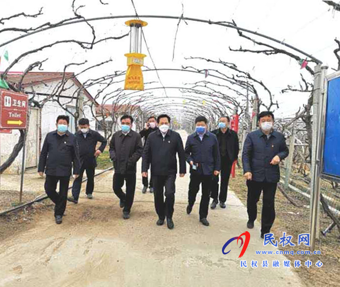 縣委常委、政法委書記、副縣長孟祥亮查看扶貧車間、涉農(nóng)企業(yè)復(fù)工復(fù)產(chǎn)情況