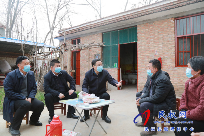 市人大常委會副主任、縣委書記姬脈?？赐繂柮駲?quán)籍醫(yī)療隊員的家屬