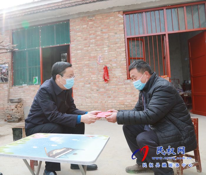 市人大常委會副主任、縣委書記姬脈?？赐繂柮駲?quán)籍醫(yī)療隊員的家屬
