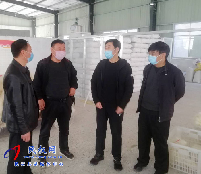 縣委常委、宣傳部長(zhǎng)屠志遠(yuǎn)到莊子鎮(zhèn)扶貧車間督導(dǎo)企業(yè)復(fù)產(chǎn)復(fù)工和貧困戶就業(yè)情況