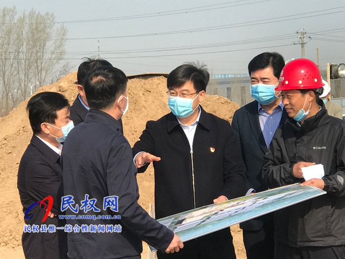 縣委副書記、縣長張團結(jié)查看在建項目和出口創(chuàng)匯企業(yè)運行情況