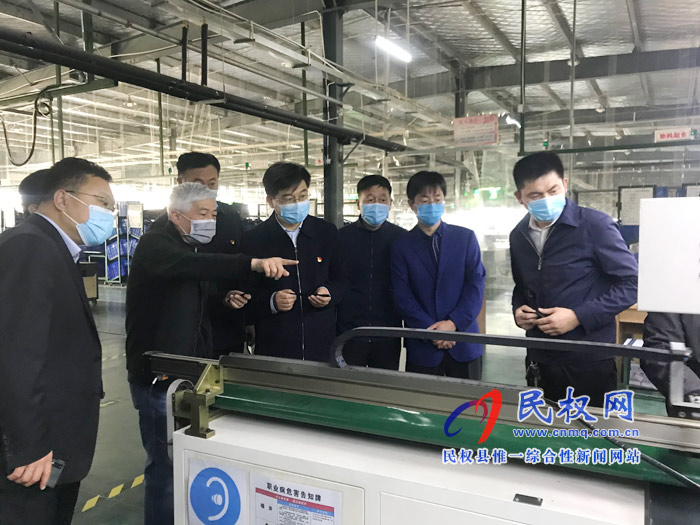 縣委副書記、縣長張團結(jié)查看在建項目和出口創(chuàng)匯企業(yè)運行情況