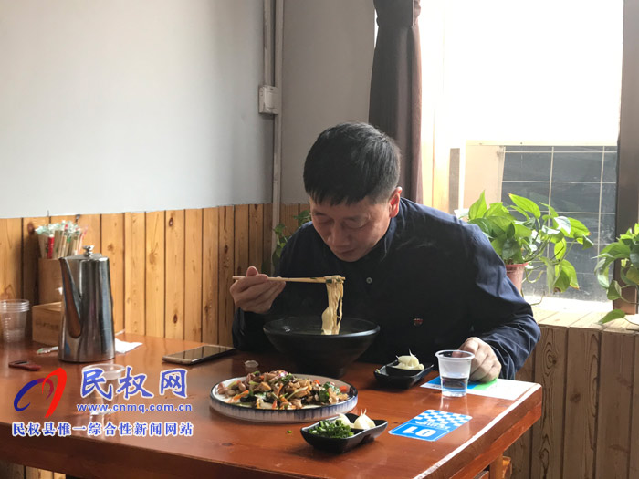 縣委副書記、縣長(zhǎng)張團(tuán)結(jié)調(diào)研餐飲業(yè)復(fù)工營(yíng)業(yè)情況